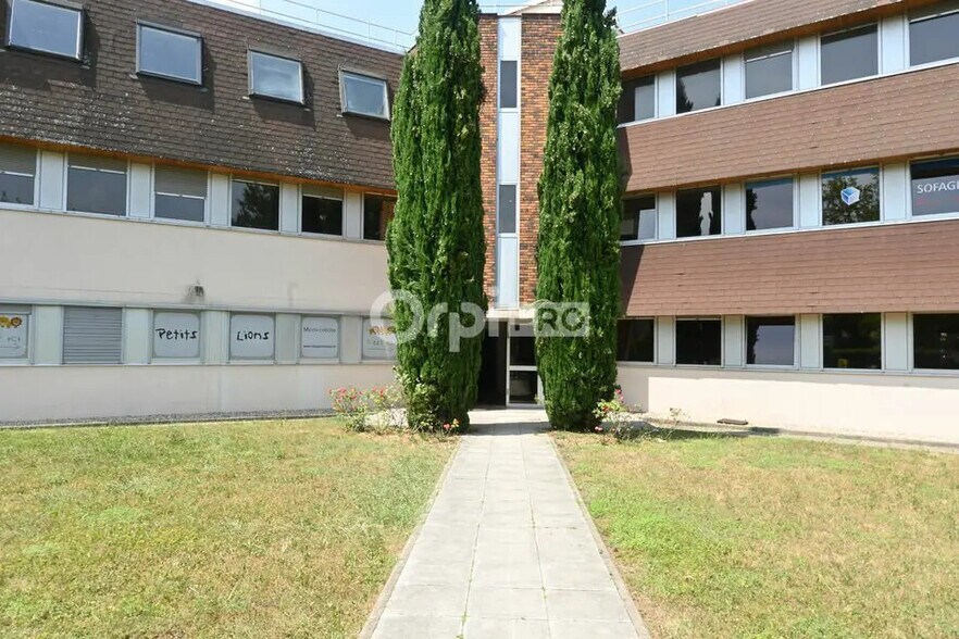 Office in Bron for lease - Building Photo - Image 1 of 12