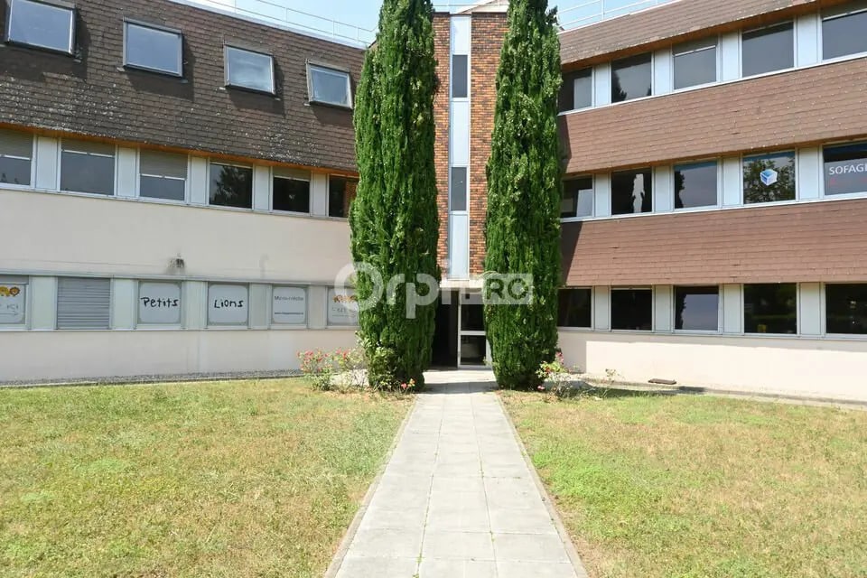 Office in Bron for lease Building Photo- Image 1 of 13