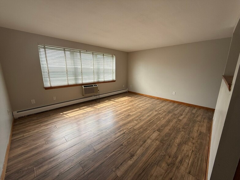 544 Silas Deane Hwy, Wethersfield, CT for sale - Building Photo - Image 3 of 15