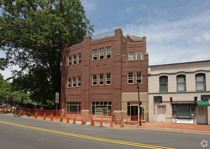 206-212 N Main St, Davidson, NC à louer - Photo du bâtiment - Image 1 de 5