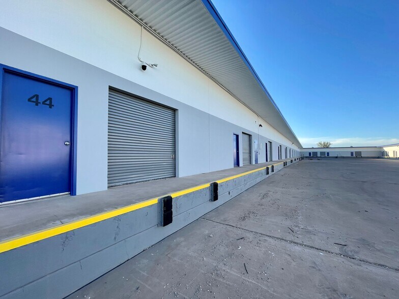 2703 W Industrial Ave, Midland, TX à louer - Photo du bâtiment - Image 3 de 72