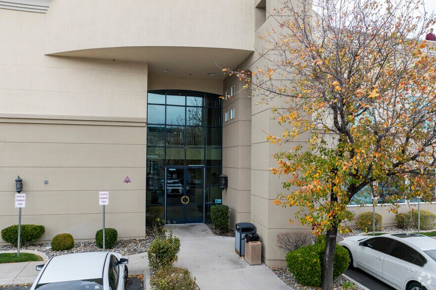 575 Double Eagle Ct, Reno, NV à vendre - Photo du bâtiment - Image 3 de 4