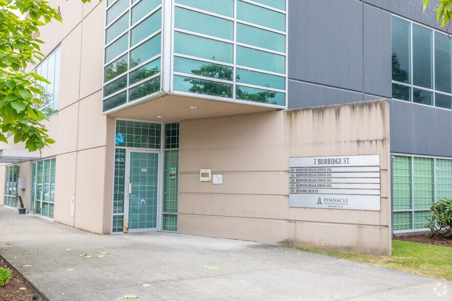 7 Burbidge St, Coquitlam, BC à louer - Photo du bâtiment - Image 3 de 7
