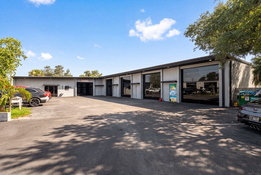 501 Interstate Ct, Sarasota, FL for sale - Building Photo - Image 1 of 29
