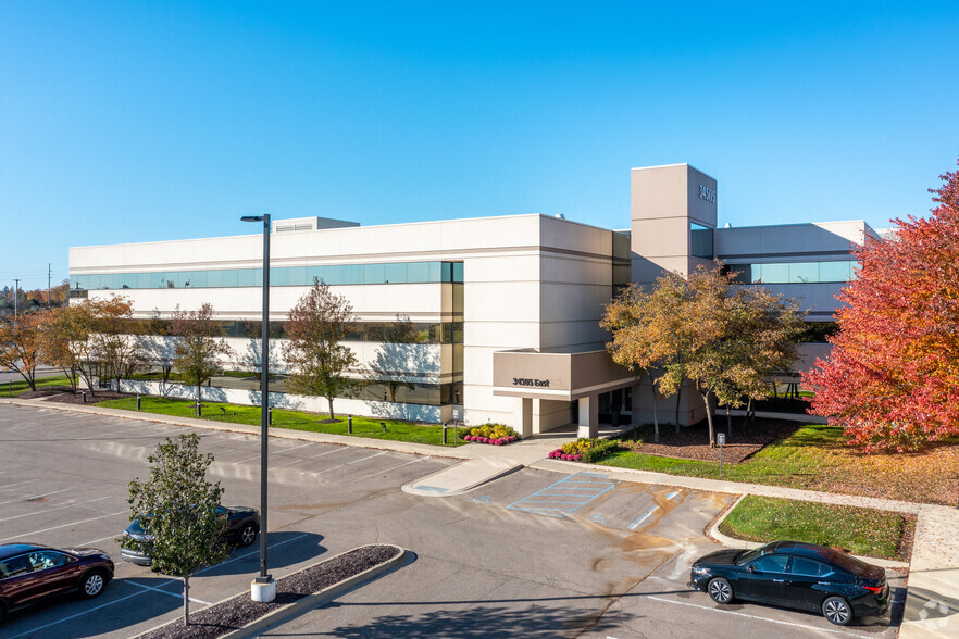 34505 W 12 Mile Rd, Farmington Hills, MI for lease - Primary Photo - Image 1 of 10