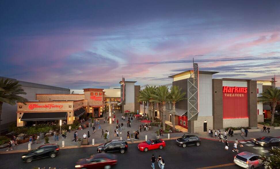 239 Los Cerritos Mall, Cerritos, CA à louer - Photo du bâtiment - Image 1 de 18