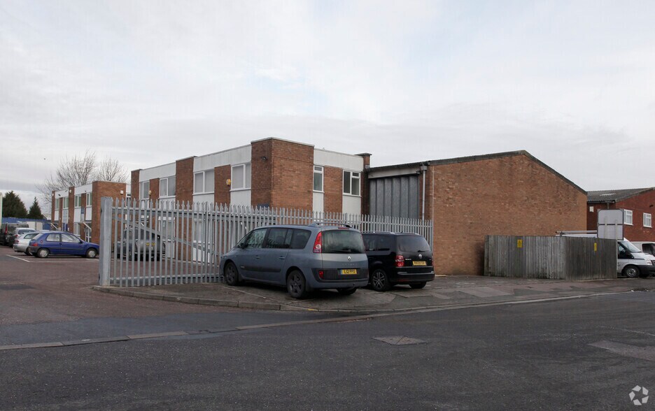 Malmesbury Rd, Cheltenham à louer - Photo du bâtiment - Image 3 de 4