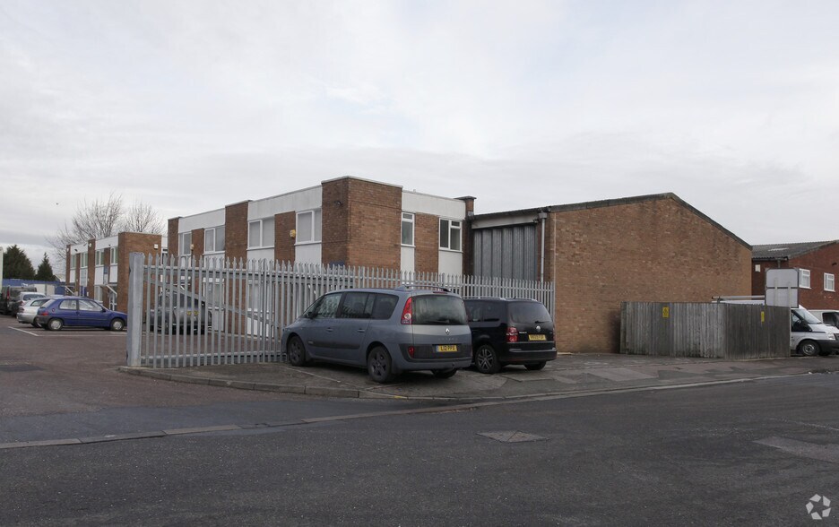 Malmesbury Rd, Cheltenham à louer - Photo du bâtiment - Image 3 de 4