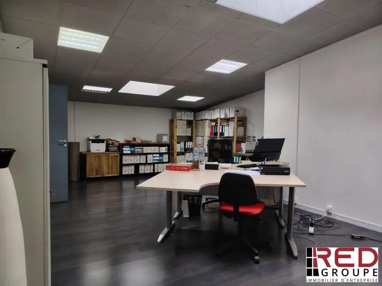 Office in Venelles for lease - Building Photo - Image 2 of 4