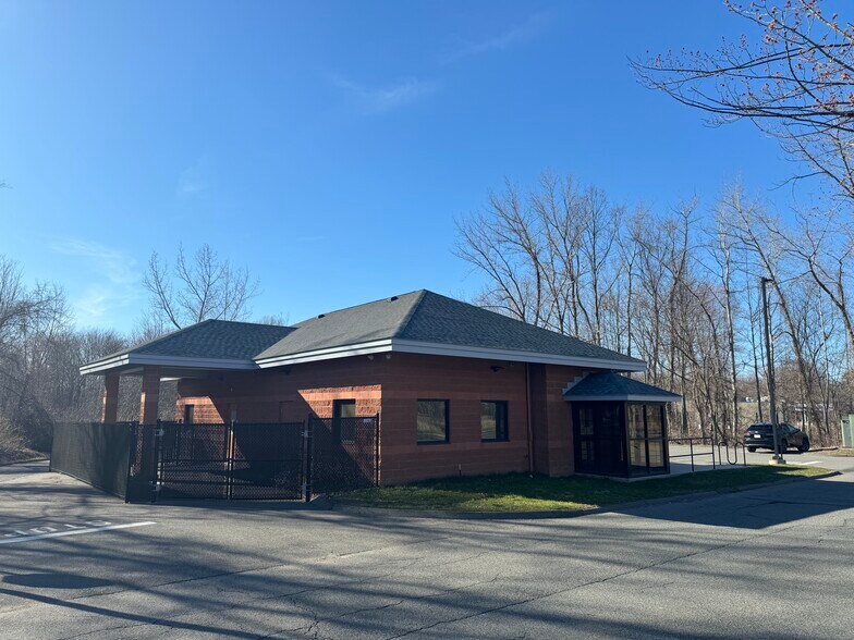 85 University Dr, Amherst, MA à louer - Photo du bâtiment - Image 3 de 9