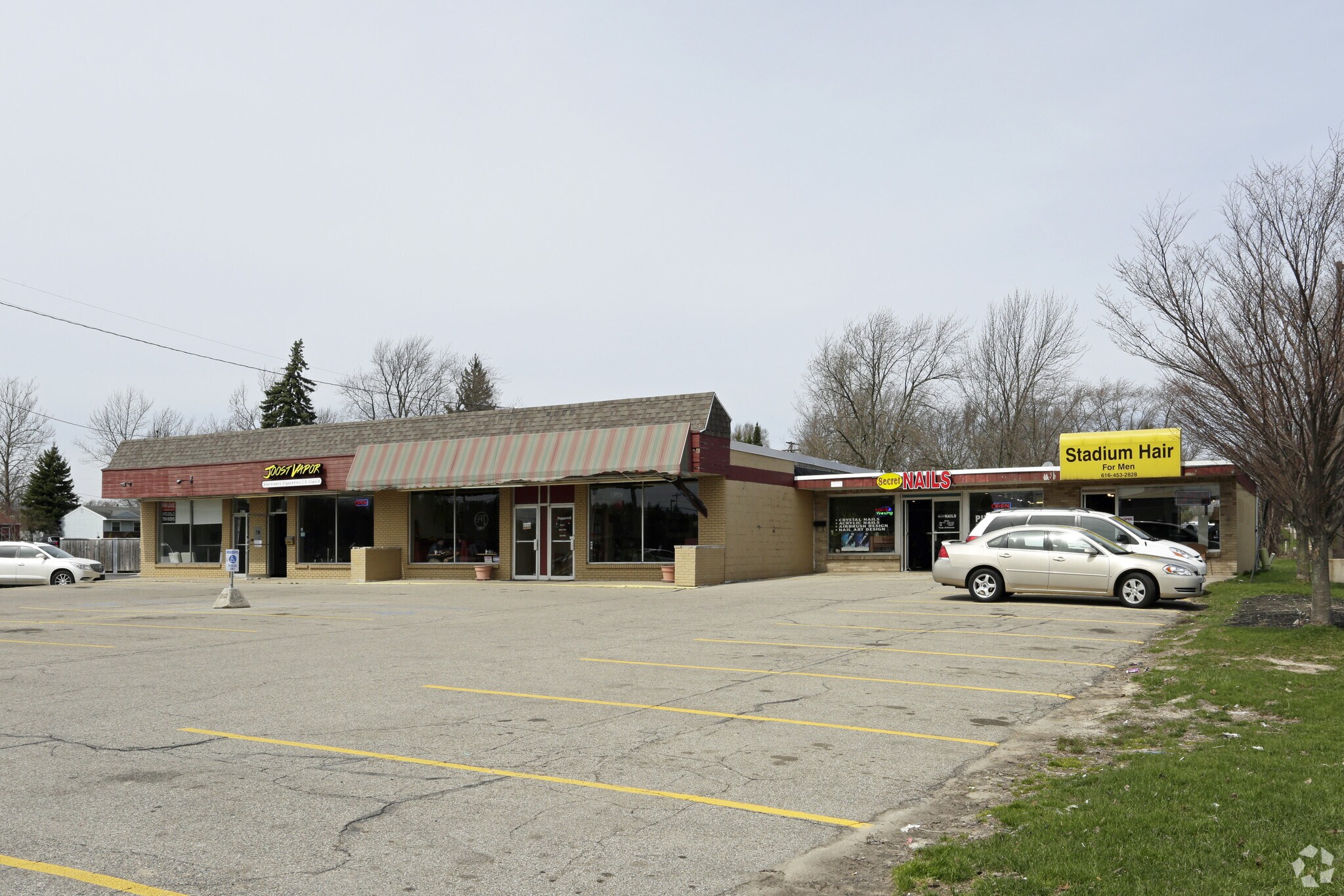 4505-4517 Lake Michigan Dr, Grand Rapids, MI à louer Photo principale- Image 1 de 24