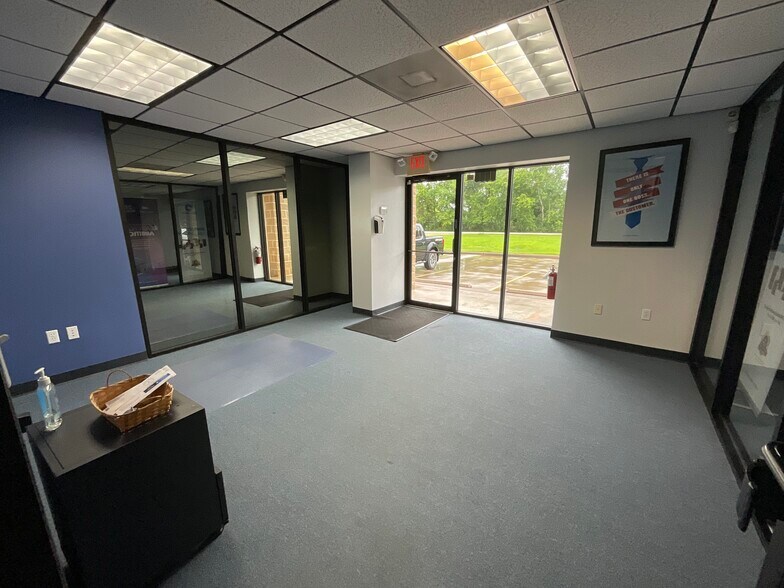 1111 Anchor Rd, Angleton, TX à vendre - Photo du bâtiment - Image 2 de 10