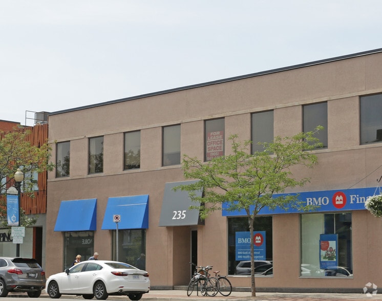 235 Lakeshore Rd E, Oakville, ON à louer - Photo du bâtiment - Image 3 de 3