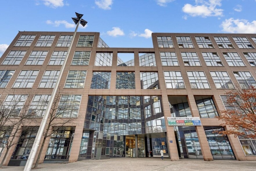 2 Place Des Vosges, Courbevoie for lease - Building Photo - Image 1 of 19