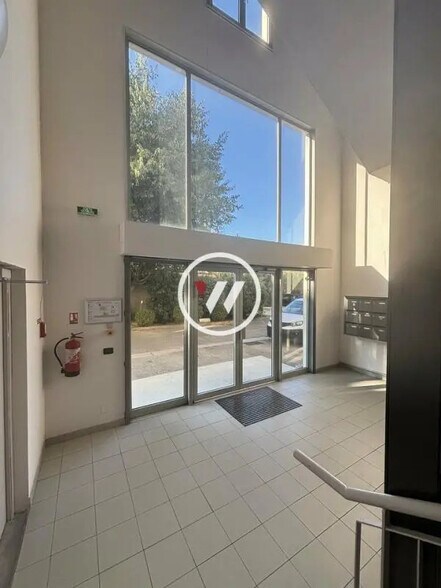 Office in Aubagne for lease - Lobby - Image 1 of 11