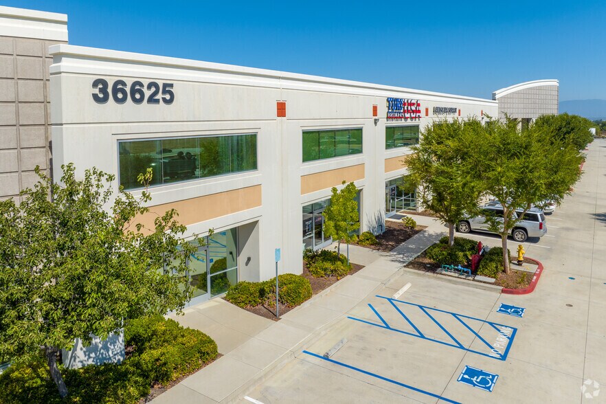 24335 Prielipp Rd, Wildomar, CA à louer - Photo principale - Image 1 de 2