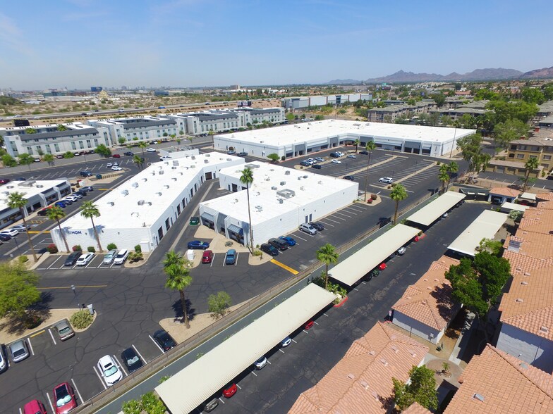 5330 E Washington St, Phoenix, AZ à louer - Photo du bâtiment - Image 1 de 4