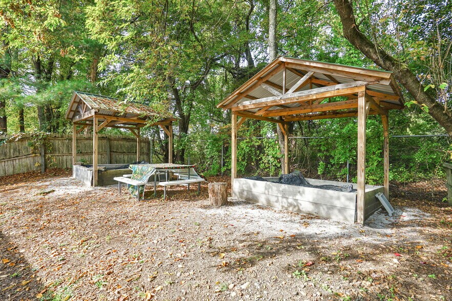 213 Greenfield Rd, South Deerfield, MA à vendre - Photo du bâtiment - Image 2 de 10