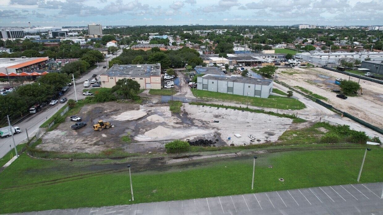 1171 SE 10th Ave, Hialeah, FL for lease Primary Photo- Image 1 of 10