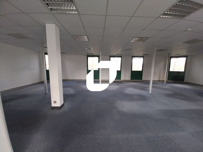 Office in Trappes for lease - Interior Photo - Image 1 of 8