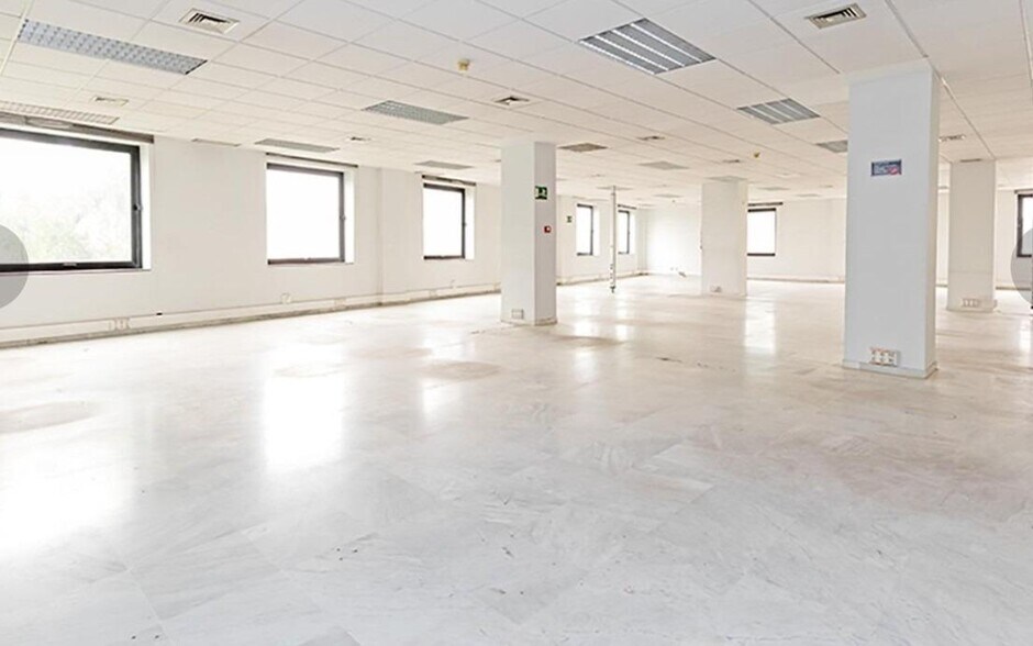 Avenida Reino Unido, 9, Sevilla, Sevilla for lease - Building Photo - Image 1 of 2