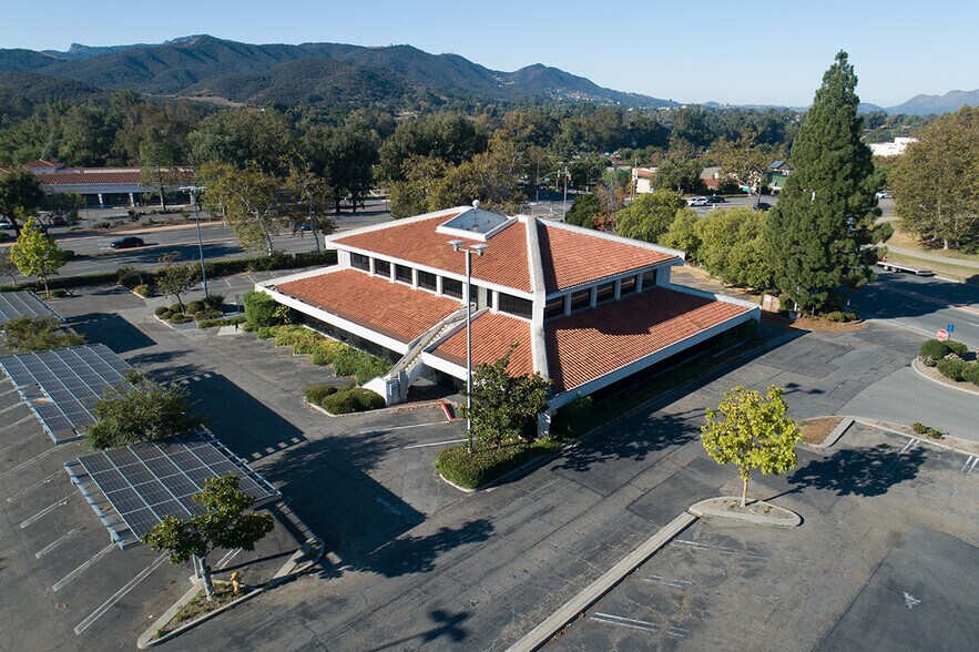 199 W Hillcrest Dr, Thousand Oaks, CA à louer - Photo du bâtiment - Image 1 de 2