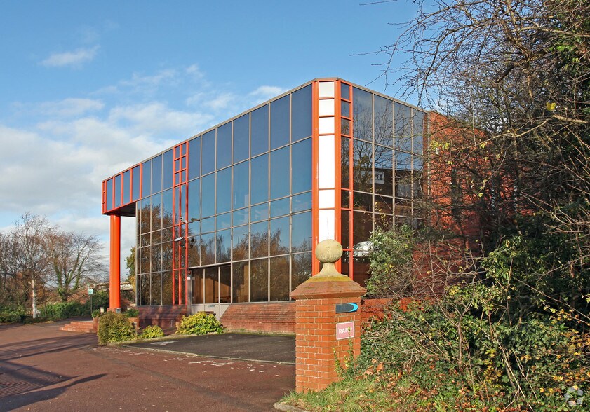 Old Bracknell Ln W, Bracknell à vendre - Photo principale - Image 1 de 1