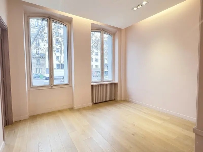 Office in Paris for lease Interior Photo- Image 1 of 8