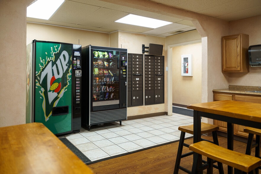 1826 E Platte Ave, Colorado Springs, CO for lease - Building Photo - Image 3 of 8