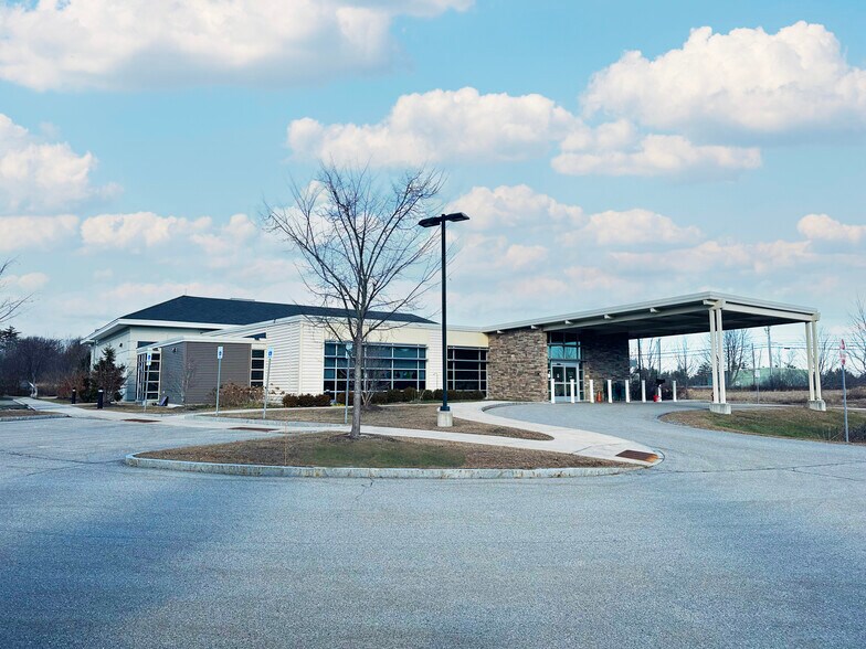 13 Healthcare Dr, Rochester, NH à louer - Photo du bâtiment - Image 1 de 5