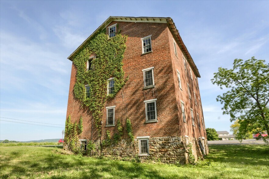 1209 Mill Rd, Selinsgrove, PA à vendre - Photo du bâtiment - Image 2 de 22