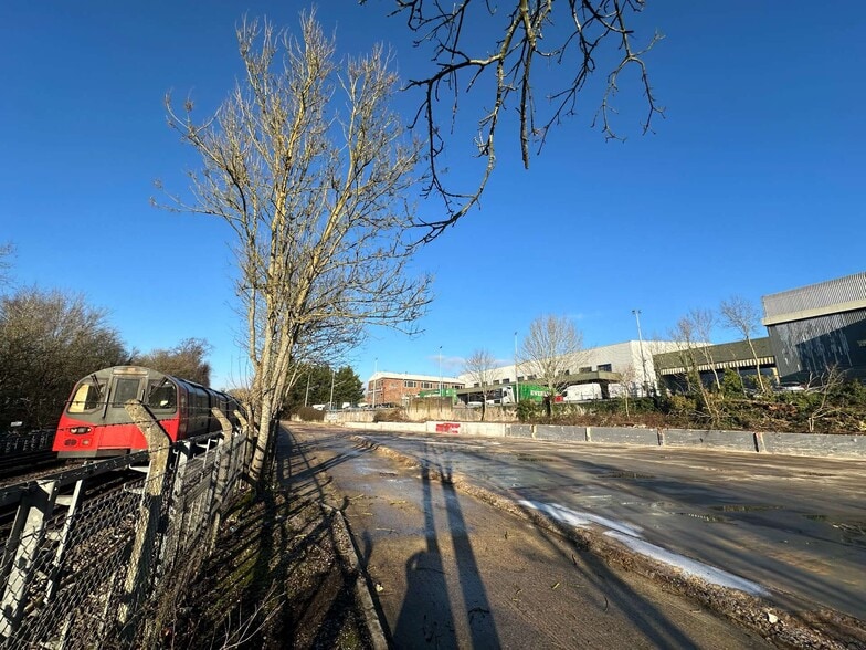 1 & 2 Allum Way, London for lease - Building Photo - Image 2 of 3