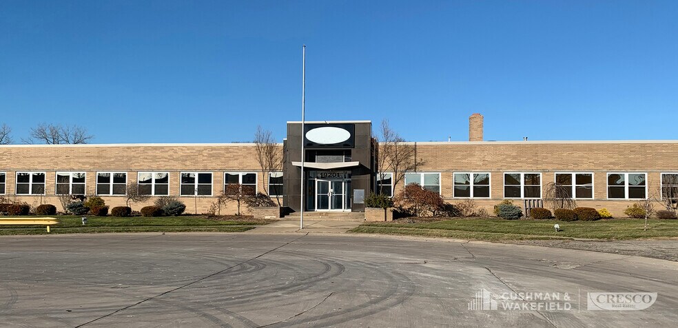 19201 Cranwood Pky, Warrensville Heights, OH à louer - Photo du bâtiment - Image 3 de 10