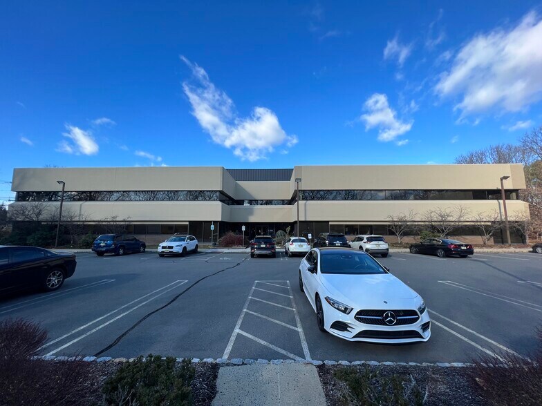 1200 Tices Ln, East Brunswick, NJ à louer - Photo du bâtiment - Image 2 de 8