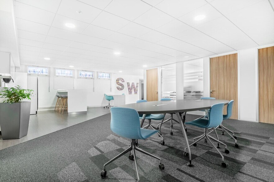 7 Rue Le Bouvier, Bourg-la-Reine for lease - Interior Photo - Image 1 of 17