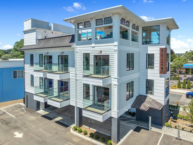More details for 32 Broadway Ave, Mystic, CT - Hospitality for Sale
