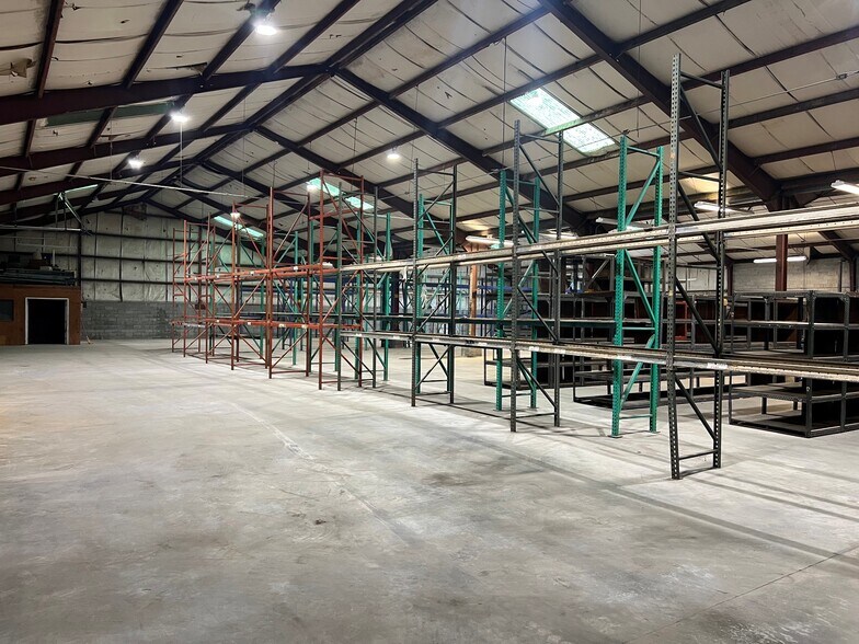 496-544 E Industrial Way, Macon-Bibb, GA à louer - Photo du bâtiment - Image 3 de 6