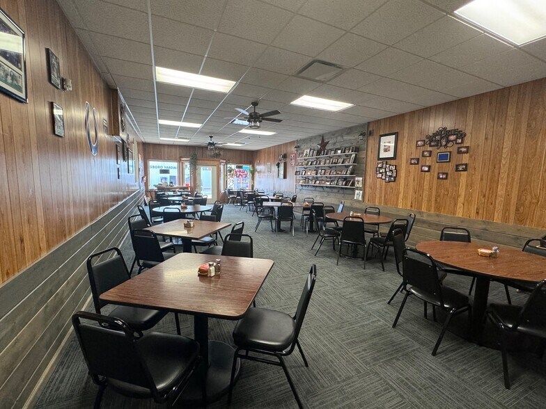 115 E Main St, Hillsboro, IN à vendre - Photo intérieure - Image 3 de 9