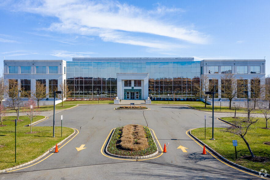 2 Hilton Ct, Parsippany, NJ for sale - Building Photo - Image 1 of 1