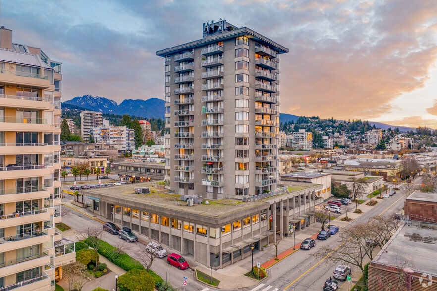 1775 Bellevue Av, West Vancouver, BC for lease - Building Photo - Image 2 of 5