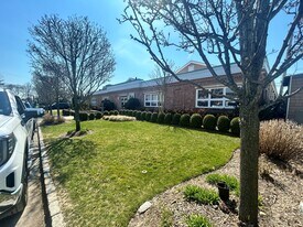 100 Frank Rd, Hicksville NY - Entrepôt