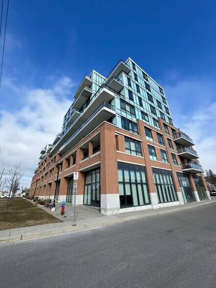 11611 Yonge St, Richmond Hill, ON à vendre - Photo du bâtiment - Image 2 de 2