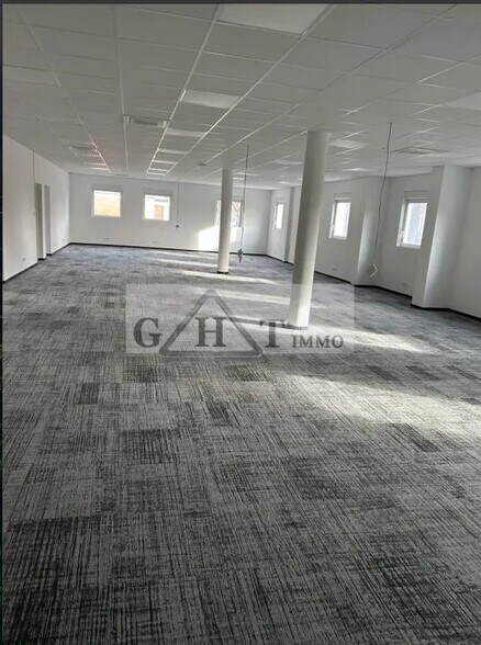 Office in Villeneuve-la-Garenne for lease - Building Photo - Image 2 of 4