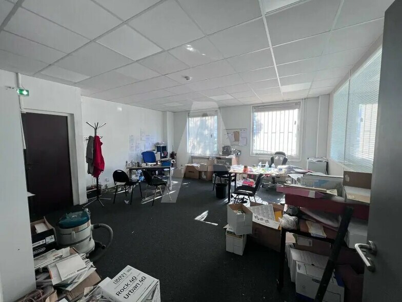 Flex in Lognes for lease - Interior Photo - Image 3 of 4