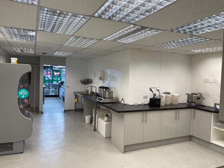 56 Market St, Eastleigh à louer - Photo du bâtiment - Image 3 de 3