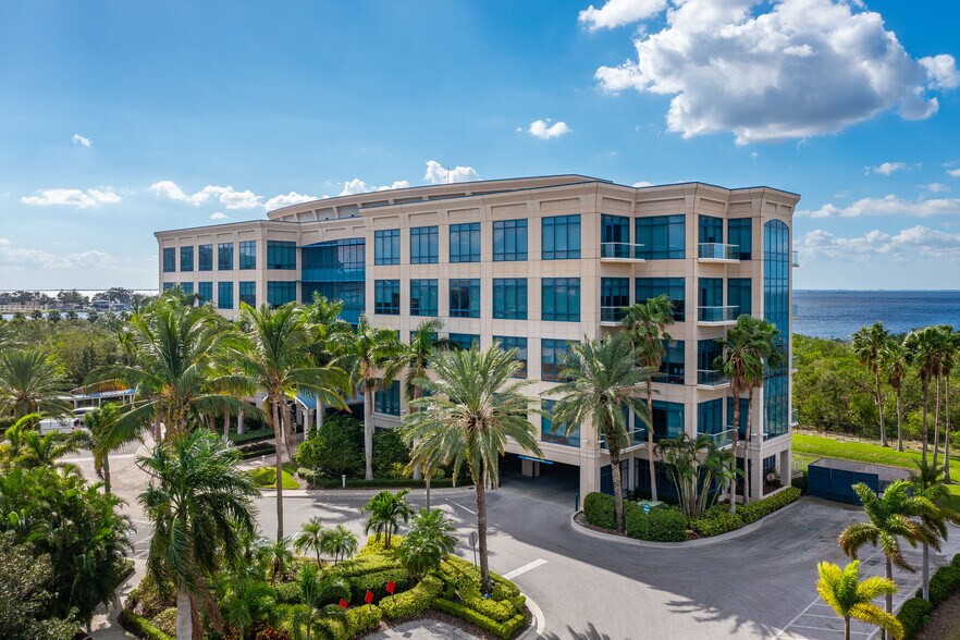 5550 W Executive Dr, Tampa, FL à vendre - Photo du bâtiment - Image 2 de 9
