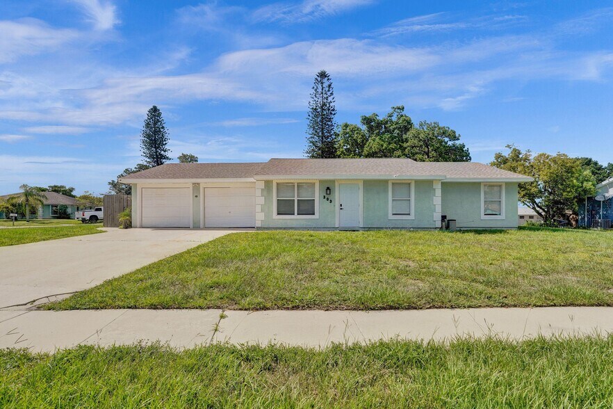 303 NE Solida Cir, Port Saint Lucie, FL for sale - Primary Photo - Image 1 of 1