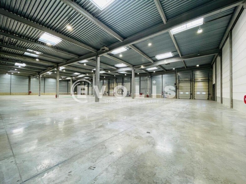 Industrial in Combs-la-Ville for lease - Interior Photo - Image 1 of 1