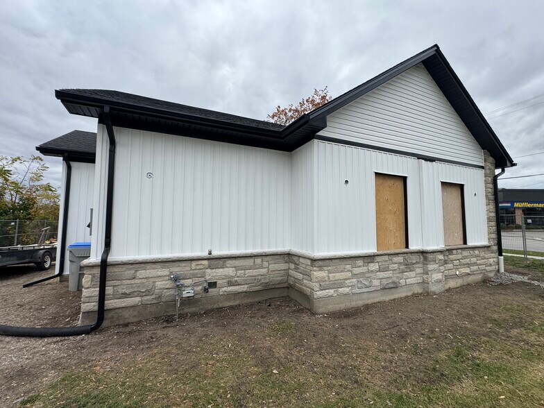 29 Caradoc Rd, Strathroy, ON à louer - Photo du bâtiment - Image 2 de 4