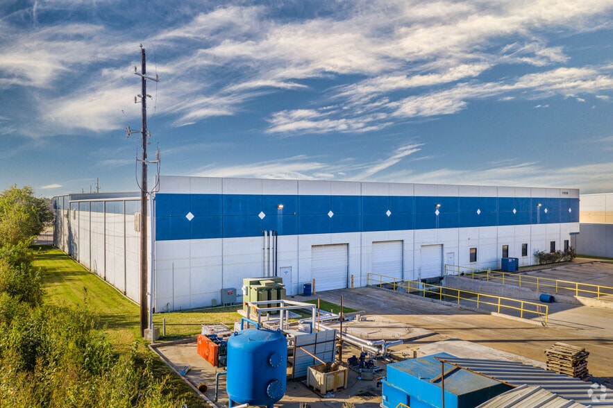 11926 Brittmoore Park Dr, Houston, TX for lease - Building Photo - Image 3 of 19